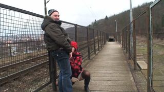 Outdoor an der Bahnschine die junge Brunette gefickt